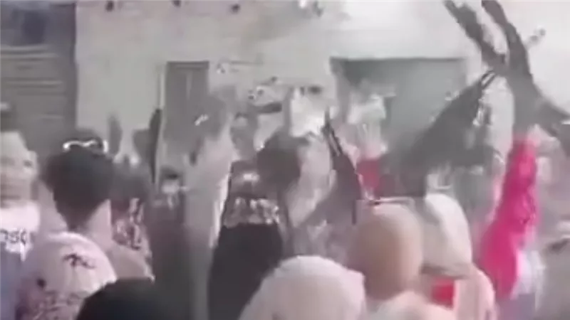 بيرقصوا بالآلي.. الأمن يفحص فيديو متداول لفتيات يرقصن بالأسلحة النارية في حفل زفاف بقنا