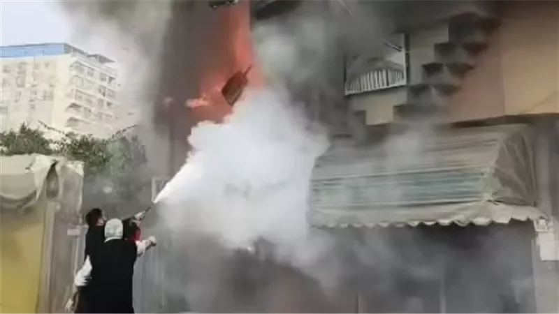للنجاة من الموت حرقًا.. شخص يلقي بنفسه من الطابق الخامس بأكتوبر