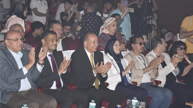 رئيس جامعة المنصورة يشارك في تكريم أبطال «مائة وثلاثون قطعة» بالمهرجان القومي للمسرح