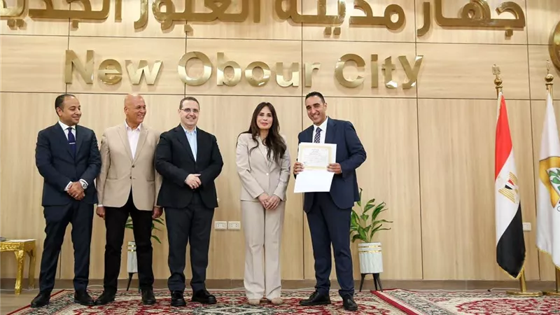 وزيرة الإسكان تسلم عقود توفيق أوضاع الأراضي المضافة بالعبور الجديدة والشروق