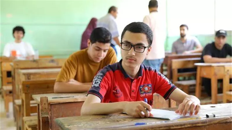 طلاب الثانوية العامة بالإسماعيلية يؤدون اليوم امتحان الرياضيات البحتة 
