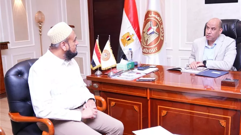 وزير العمل يوجه بتسهيل تراخيص الأجانب المشاركين في ترميم المساجد التاريخية