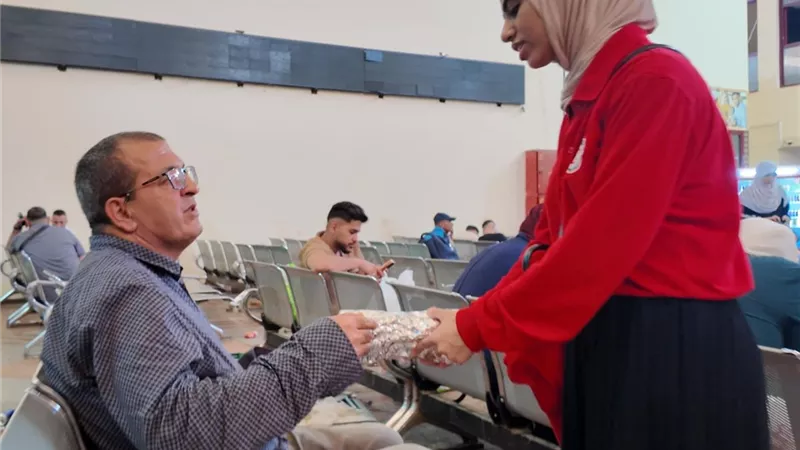 الهلال الأحمر المصري يستقبل الدفعة 61 من الجرحى الفلسطينيين برعاية إنسانية شاملة