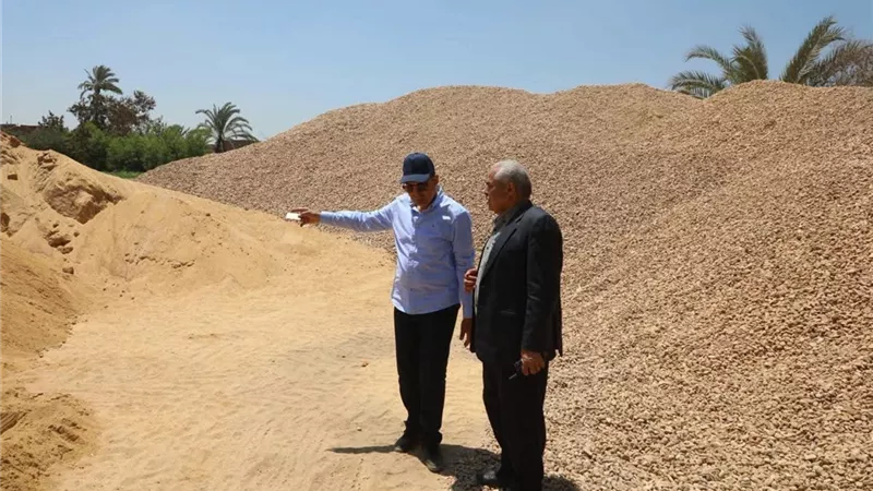 محافظ المنيا يصادر معدات ومواد بناء بتعديات على الأراضي الزراعية