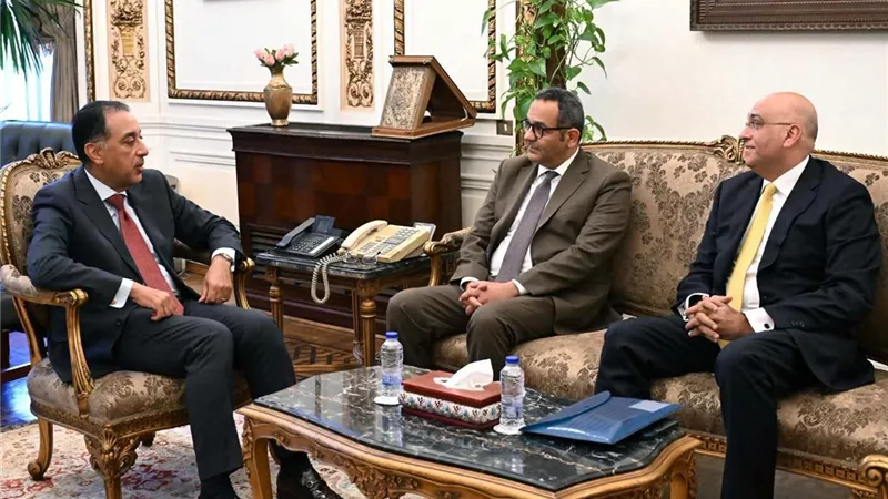 رئيس الوزراء يلتقي الرئيس التنفيذي الجديد لجهاز تنمية المشروعات والرئيس السابق