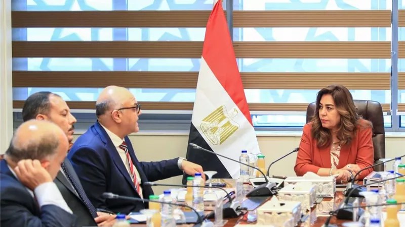 منال عوض تعلن قرارات حاسمة لإعادة الانضباط لمنظومة النظافة بالإسكندرية