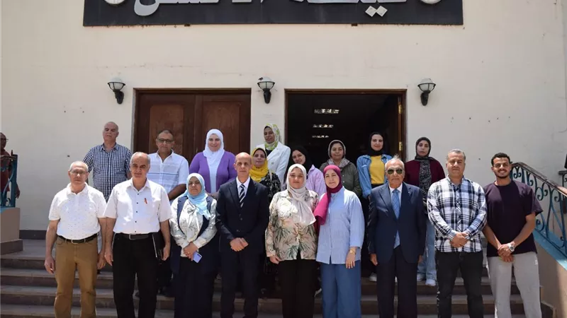 رئيس جامعة بني سويف يتابع تطوير كلية الألسن ويكرم المتميزين