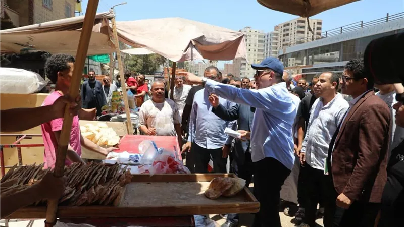 لن نترك مشكلة بلا حل.. محافظ المنيا يستجيب لمطالب تجار السوق الحضاري بمغاغة