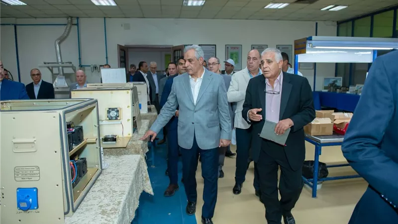 دعم التصنيع المحلي.. وزير الإنتاج الحربي يراجع أداء شركة بنها للصناعات الإلكترونية