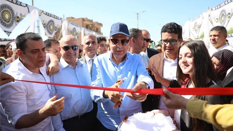 وسط فرحة المواطنين والتجار.. محافظ المنيا يفتتح السوق الجديد لخدمة الأهالي