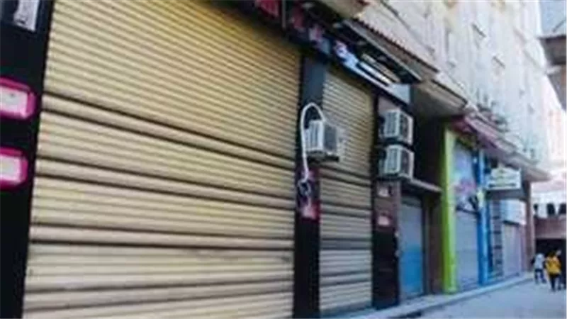 عقوبات تصل لسحب الترخيص.. ماذا ينتظر المخالفين لمواعيد غلق المحال في التوقيت الشتوي؟