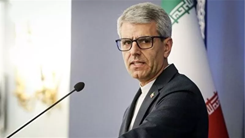 إيران تندد بالهجوم على مطار صنعاء وتدعو لحماية مسار السلام