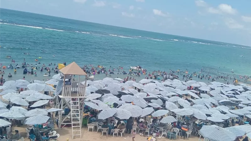 تحذيرات للمصطافين.. غلق شواطئ العجمي ورفع الرايات الحمراء بالإسكندرية