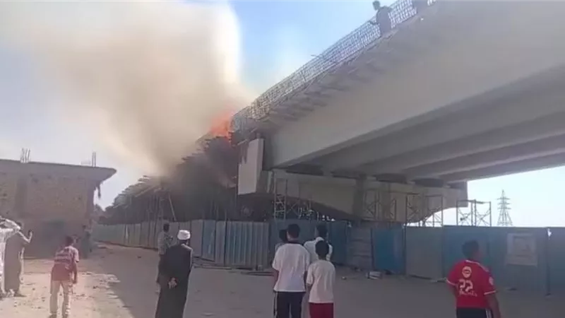 بالصور.. اندلاع حريق هائل بكوبري البصرة في الإسكندرية 