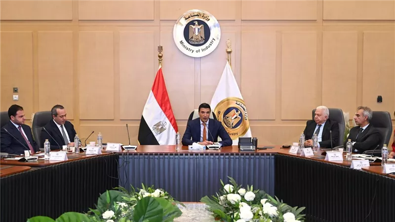 وزير الصناعة: ملف رفع كفاءة استخدام الطاقة وخفض الانبعاثات الكربونية ضمن الأولويات 