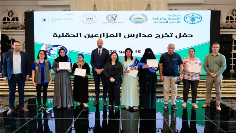 تكريم خريجي المدارس الحقلية خلال زيارة نائبة وزيرة التضامن للمنيا