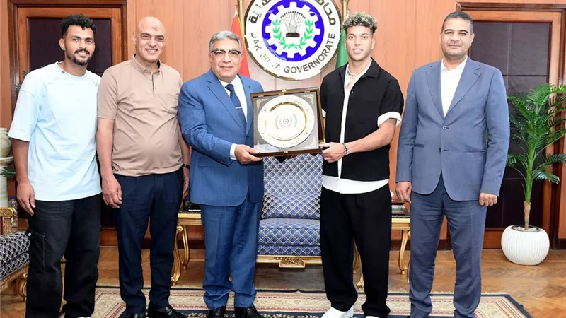 محافظ الدقهلية يستقبل إمام عاشور ويكرمه بدرع المحافظة