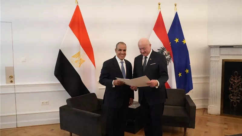 وزير الخارجية يلتقي بالمستشار الفيدرالي النمساوي ويسلم رسالة خطية من رئيس الجمهورية