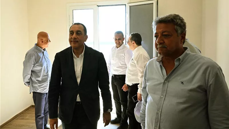 أثناء جولته بالعلمين الجديدة.. رئيس الوزراء يتفقد مشروع الحي اللاتيني