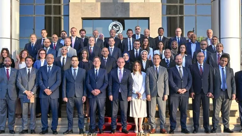 وزير الاستثمار يستعرض مع 22 شركة فرنسية فرص التوسع بالسوق المصرية