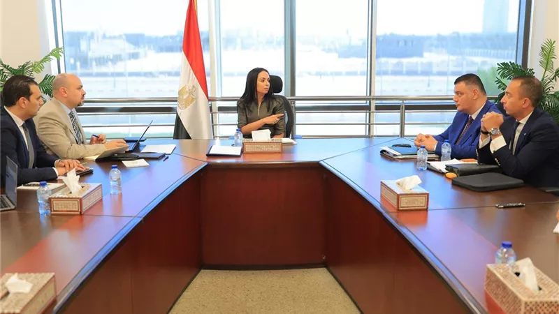 مايا مرسي تتابع خطة تطوير صندوق الصناعات الريفية والبيئية
