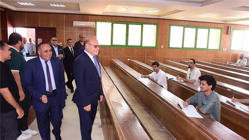 736 طالبًا وطالبة يؤدون امتحانات الدراسات العليا بتجارة سوهاج 