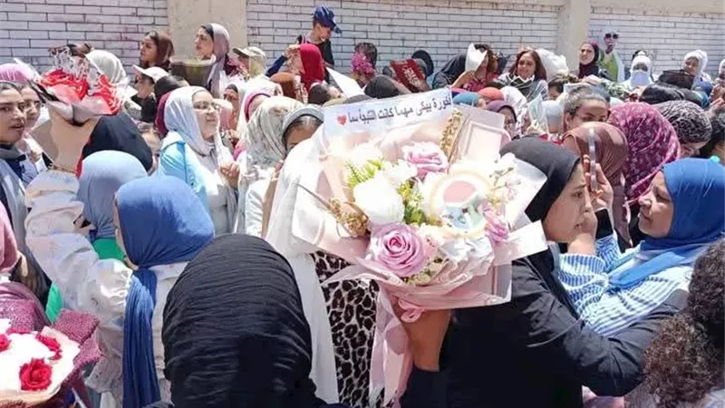 بالزغاريد والورود والهدايا.. طلاب الثانوية العامة يحتفلون بانتهاء الامتحانات في المنيا| صور