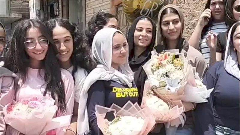 بالصور.. فرحة عارمة للطلاب وأولياء الأمور بانتهاء امتحانات الثانوية العامة في الإسماعيلية