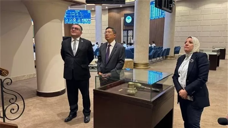رئيس البورصة المصرية يبحث مع سفير سنغافورة تعزيز التعاون في أسواق المال وجذب الاستثمارات
