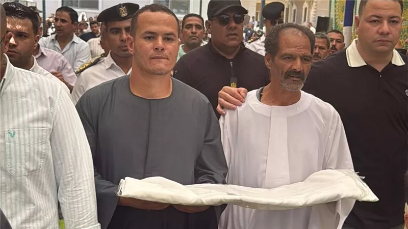 بتقديم الكفنين.. إنهاء خصومة ثأرية بين عائلتين في سمالوط بالمنيا| صور