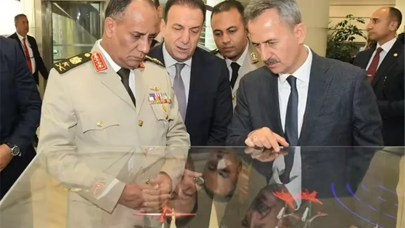 وزير الدفاع يعود إلى القاهرة بعد اختتام زيارته الرسمية إلى تركيا