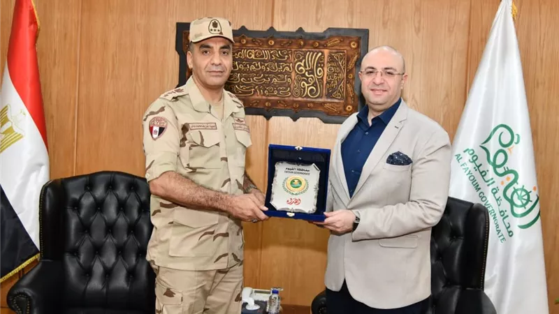 تكريمًا لمسيرة العطاء.. محافظ الفيوم يكرم المستشار العسكري السابق