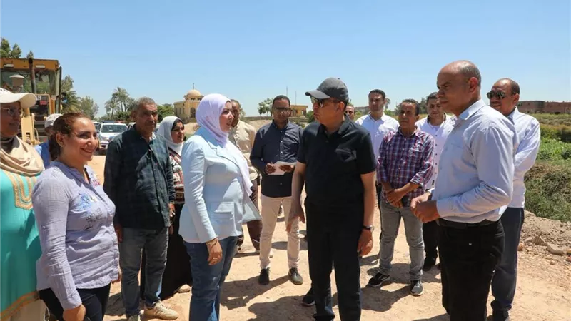 ضمن الخطة الاستثمارية.. محافظ المنيا يتفقد أعمال رصف طريق الشراينة بسمالوط