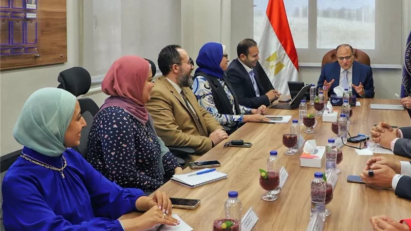 خطوات جديدة لدعم صناعة الدواء المصرية.. هيئة الدواء تناقش ملفات التوطين
