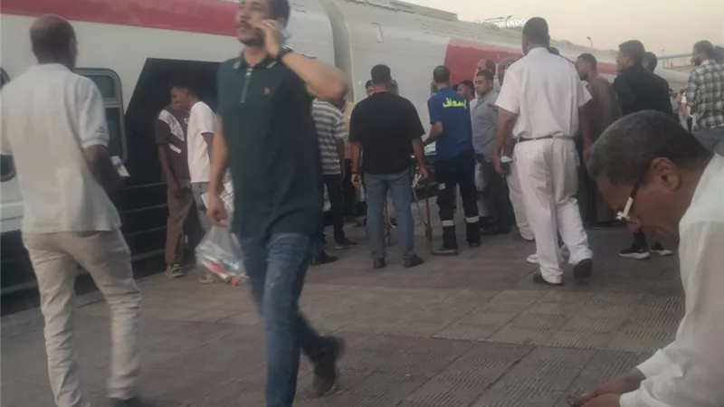 أصيب بأزمة قلبية خلال سفره.. لحظة نقل جثة شاب توفي داخل القطار في قنا إلى المشرحة