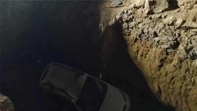 سقوط سيارة داخل حفرة بالمقطم.. والحماية المدنية تتدخل