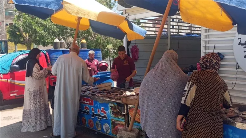 محافظ الدقهلية يتايع انتظام العمل بالمعرض الدائم للسلع الغذائية بحي شرق المنصورة