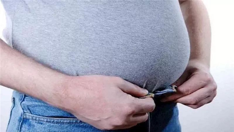 الطعام ليس المتهم الوحيد.. 7 عادات يومية تسرق رشاقتك وتزيد الكرش