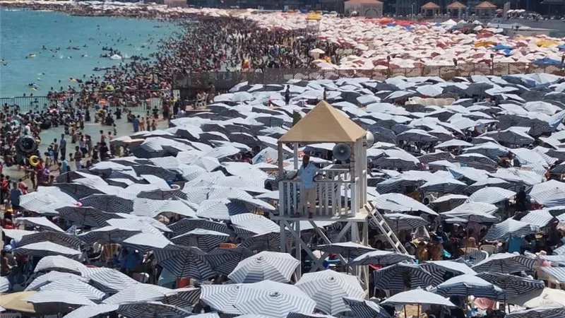 شواطئ الإسكندرية تشهد إقبالًا كبيرًا مع استمرار متابعة نسب الإشغال