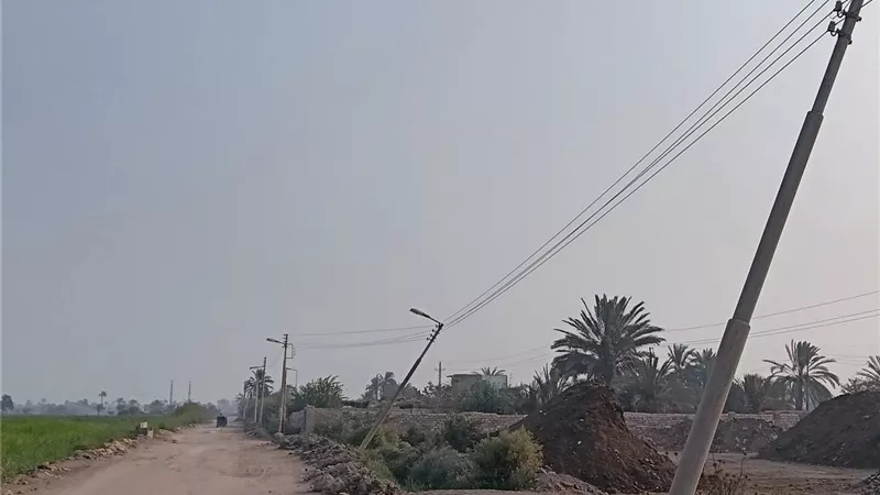 مخاوف من وقوع حوادث.. أهالي سيلا يحذرون من أعمدة كهرباء آيلة للسقوط