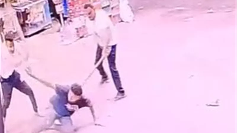 إصابة شاب بجروح خطيرة بعد اعتداء 4 أشخاص عليه بالكواريك والعصي في الخصوص