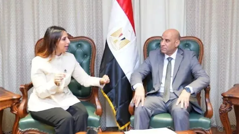نشوى الشريف علي طاولة مع وزير العمل لمناقشة خطة شاملة لدعم العمال