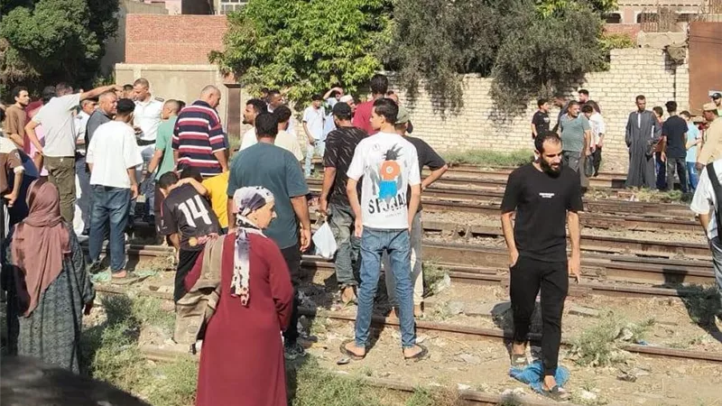 دماء على شريط السكة الحديد.. مصرع أسرة كاملة أسفل عجلات قطار العياط|صور