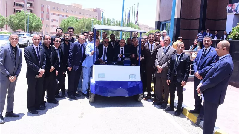 إنجاز جديد في جامعات مصر.. طلاب سوهاج يبتكرون سيارة كهربائية تعمل بالطاقة الشمسية