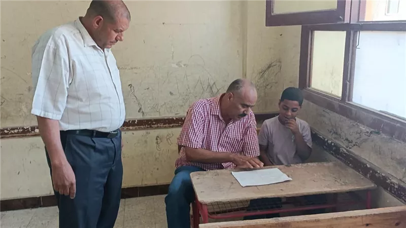 لضمان انتظام الامتحانات.. وكيل تعليم بني سويف يتفقد لجان الدور الثاني بناصر