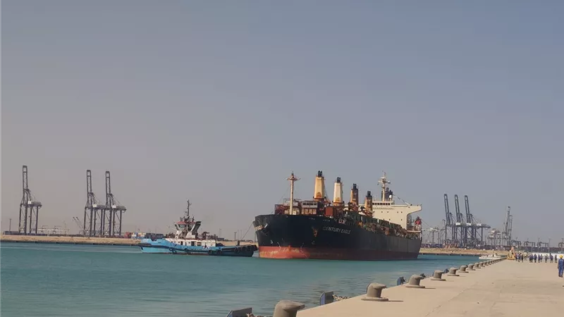 ميناء السخنة يستقبل أول شحنة تجارية بمحطة 