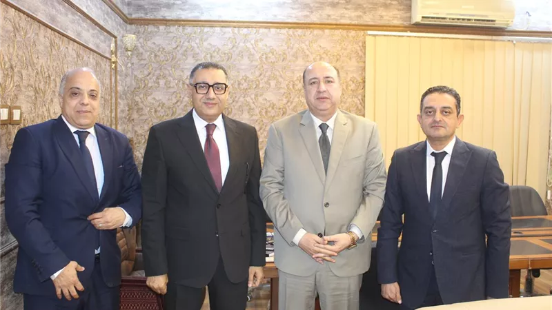 رئيس الغرفة التجارية يبحث دعم التجار مع جهاز تنمية المشروعات ببني سويف
