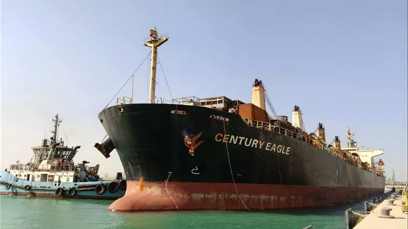 ميناء السخنة يستقبل السفينة CENTURY EAGLE المحملة بمستلزمات مصانع وخامات PTA في أول عملية تداول تجاري