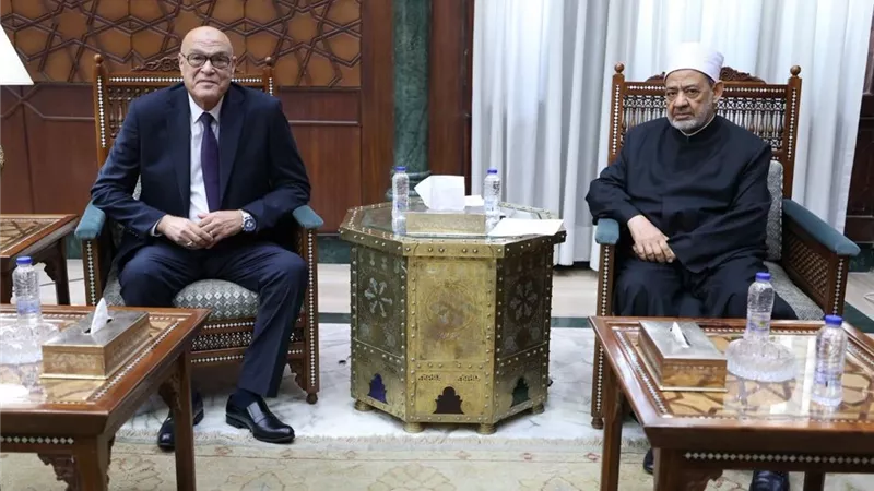 رسالة تقدير وتأكيد على القانون.. شيخ الأزهر يهنئ رئيس هيئة قضايا الدولة الجديد