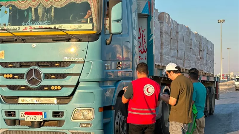الهلال الأحمر المصري يدفع بقافلة جديدة إلى غزة تضم الغذاء والدواء والمواد الإغاثية